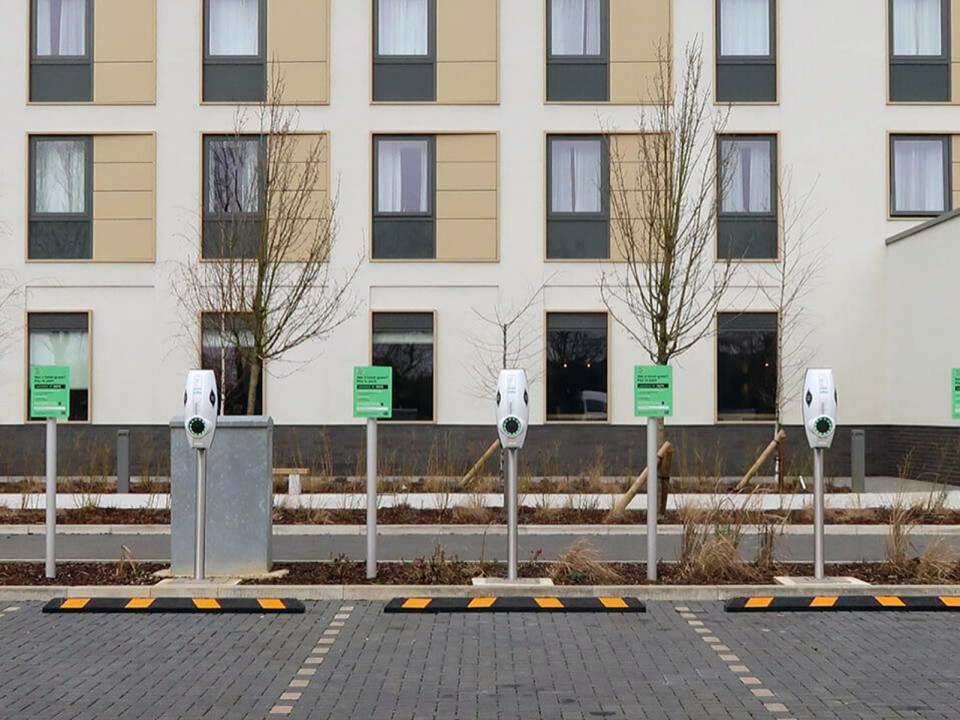 Eine Reihe von EVBox BusinessLine Ladestationen installiert für Your Parking Space bei Holiday Inn