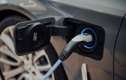 Elektrische auto die wordt opgeladen door een laadkabel