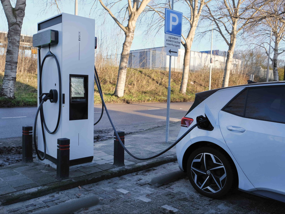 Chargement d'une voiture à l'aide d'une station de charge EVBox