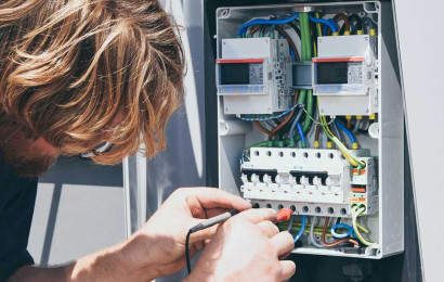 Een elektricien installeert een EVBox laadstation en past de kabels aan